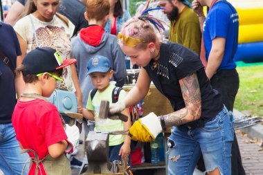 Bir çırak demirci olarak bilinmeyen çekici kız