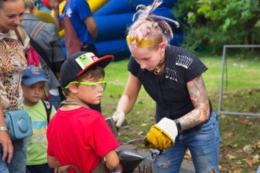 Bir çırak demirci olarak bilinmeyen çekici kız