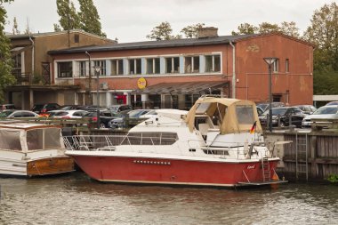 Klaipeda merkezinde Embankment yakın eski pejmürde küçük gemi