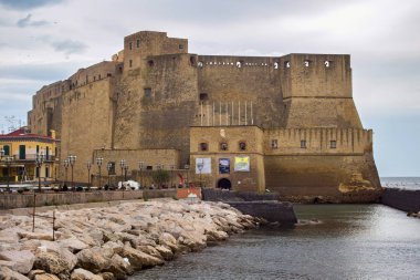 Castel Dell 'Ovo 'nun manzarası. Kale Napoli 'de bir sahil kalesidir