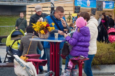 Bilinmeyen aile Kaliningrad merkezinde sokak gıda kafe yakınında öğle yemeği