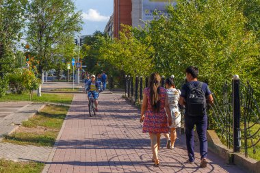 Astana kentinde merkezi caddelerden birinde yürüyen bilinmeyen halk.