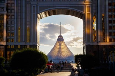 Astana 'nın merkezinde JSC KazMunayGas (Kazakistan Ulusal Petrol şirketi) binanın kemer ile modern alışveriş merkezi 