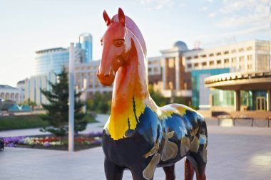 Nurzhol Bulvarı 'nda Astana 'da farklı etnik süslemede boyalı atların figürleri ile sanat montajı