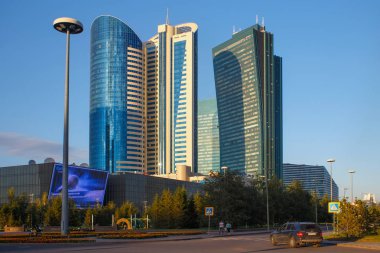 Astana kentinin merkezinde modern yüksek binaların görünümü. 