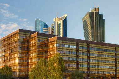 Astana şehrinin merkezi olan modern çok katlı binaların görünümü.