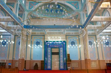 Nur-Astana Camii 'nin iç mekanı. Astana 'da modern bir cami ve Orta Asya 'daki üçüncü büyük cami. 