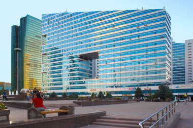 Astana kentinin merkezinde modern çok katlı binaların görünümü. Astana Kazakistan 'ın başkenti