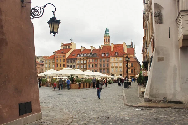 Mening van de oude de marktplaats van Warshau (Rynek Starego miasta). — Stockfoto