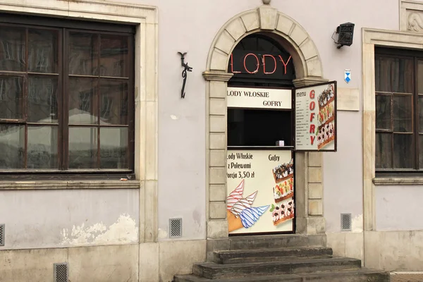 Malý obchod se zmrzlinou ve stěně jedné ze starých budov v historickém centru Varšavy. — Stock fotografie