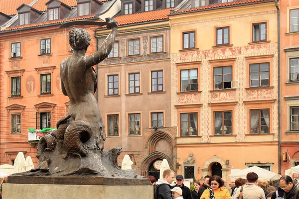 Sculptuur van de Warschau zeemeermin op de oude stad marktplein. — Stockfoto