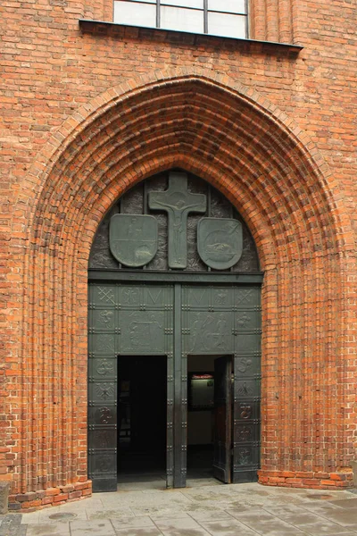 Hoofdingang aan gotische St. John's Archcathedral kerk in historisch deel van Warshau. — Stockfoto