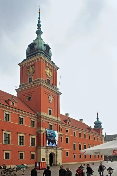 Uitzicht op het Koninklijk kasteel in Warschau. Is een kasteel residentie die vroeger diende door de eeuwen heen als de officiële residentie van de Poolse monarchen. — Stockfoto