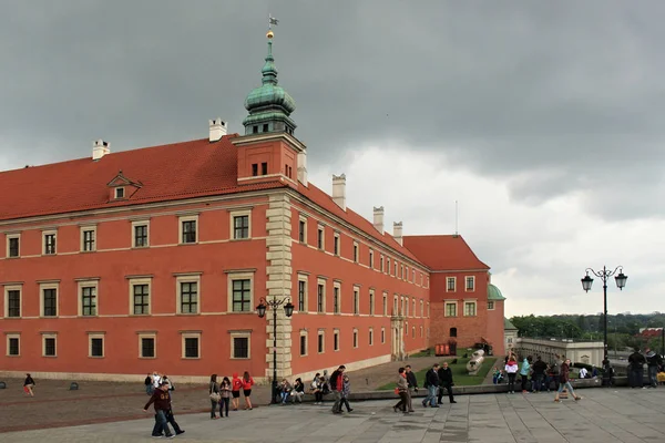 Vista do Castelo Real de Varsóvia. É uma residência do castelo que serviu anteriormente ao longo dos séculos como a residência oficial dos monarcas poloneses . — Fotografia de Stock