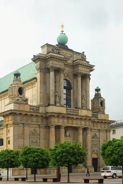 Kościół Wniebowzięcia NMP i św Józefa (powszechnie znany jako Kościół Karmelitów) w historycznym centrum Warszawy. — Zdjęcie stockowe