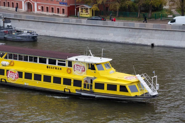 Kryssnings fartyg på Moskvafloden i mitten av den ryska huvudstaden i höst. — Stockfoto