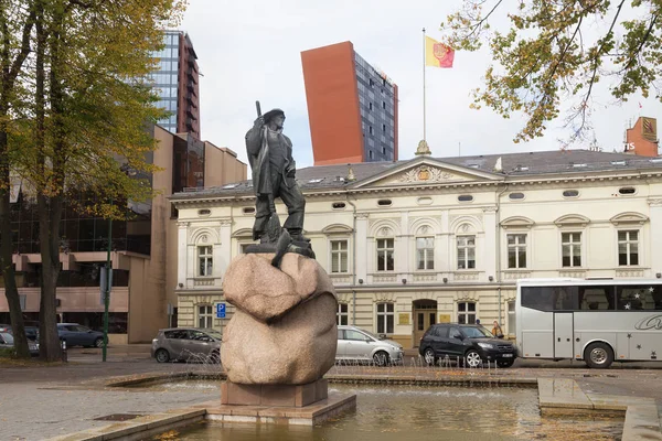 Sculptuur bekend als visser in het historische deel van Klaipeda City — Stockfoto