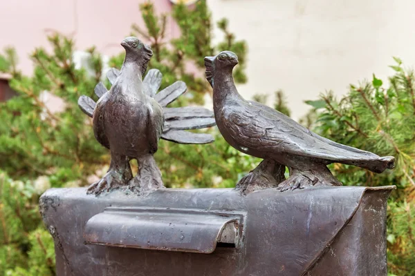 Composición escultórica con buzón y palomas postales en la ciudad de Klaipeda — Foto de Stock