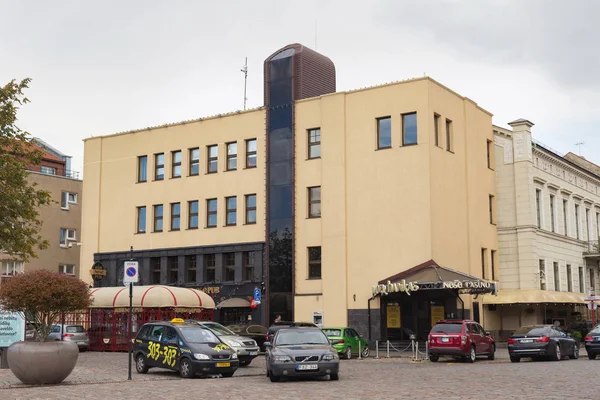 Klaipeda 'nın tarihi merkezindeki Teatro caddesinde nese Casino ve Irish Pub ile modern bina — Stok fotoğraf