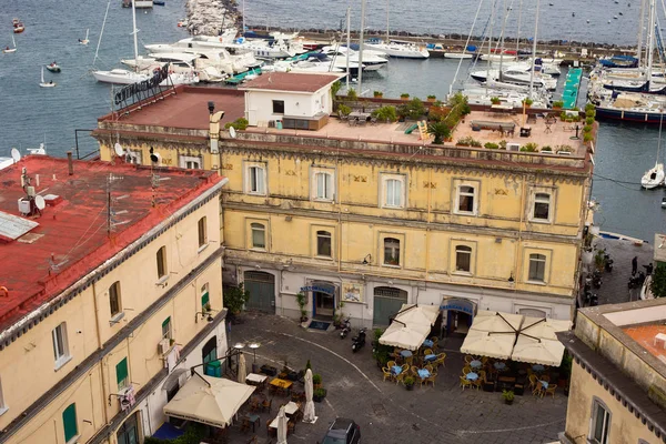 Vista aérea de los antiguos edificios históricos de Nápoles con una zona de recreo en el techo de uno de ellos . — Foto de Stock