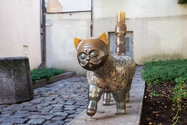 Escultura conocida como Gato con rostro humano intelectual en la parte central de Klaipeda . — Foto de Stock