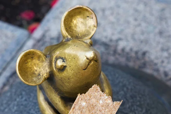 Escultura conocida como Wonderful Little Mouse y pan de rispbread . — Foto de Stock