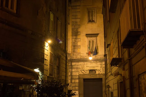 Vista noturna do edifício da escola de música conhecida como Conservatorio di Musica San Pietro a Majella no centro histórico de Nápoles . — Fotografia de Stock