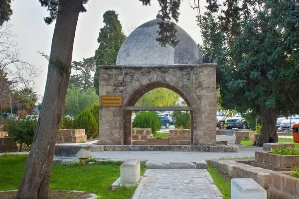 북부 키프로스의 키 레니 아 (Girne)의 중심에 있는 오래 된 오스만 터키어 묘지의 일부. — 스톡 사진