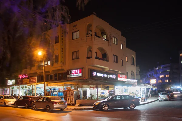 De mening van de nacht van de typische gebouwen met winkels in centrum deel van Kyrenia (Girne) in noordelijk Cyprus. — Stockfoto