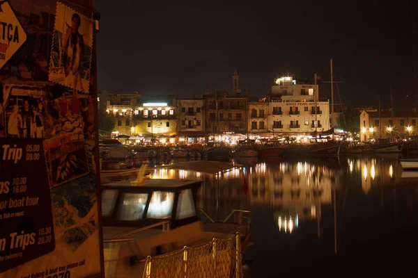 Vista nocturna del antiguo puerto de Kyrenia (Girne) en el norte de Chipre . — Foto de Stock