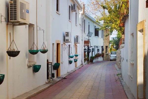 Una delle vecchie strade strette nel centro del villaggio di Bellapais vicino a Kyrenia (Girne) città nel nord di Cipro . — Foto Stock