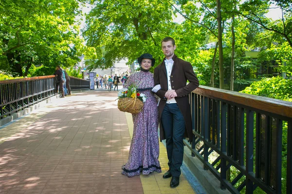 Jovens artistas desconhecidos em trajes do século XIX entretêm turistas no festival no Zoológico de Kaliningrado . — Fotografia de Stock