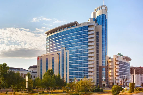 Pohled na moderní vysokovzestupnou budovu společnosti JSC Kazmunaygas (Kazašská národní ropná společnost) uprostřed města Astana. — Stock fotografie