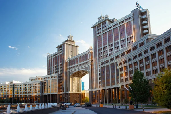 Pohled na moderní výšní budovu společnosti JSC Kazmunaygas uprostřed města Astana. — Stock fotografie