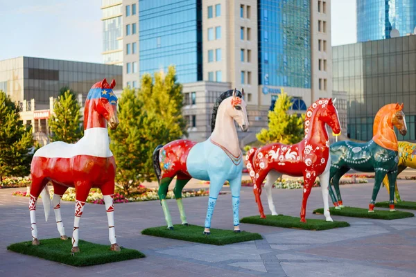 Instalación artística con figuras de caballos pintadas en diferentes ornamentos étnicos en Astana en Nurzhol Boulevard — Foto de Stock