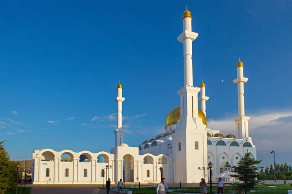 Вид на мечеть Нур-Астана. Современная мечеть в Астане и третья по величине мечеть в Центральной Азии . — стоковое фото