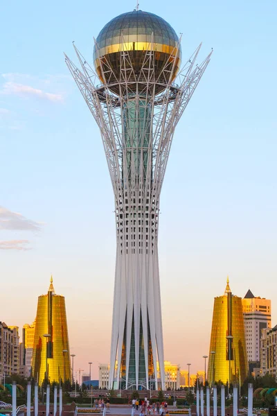 Astana 'nın merkezindeki Nurzhol Bulvarı 'nda ünlü Baiterek kulesinin manzarası. 