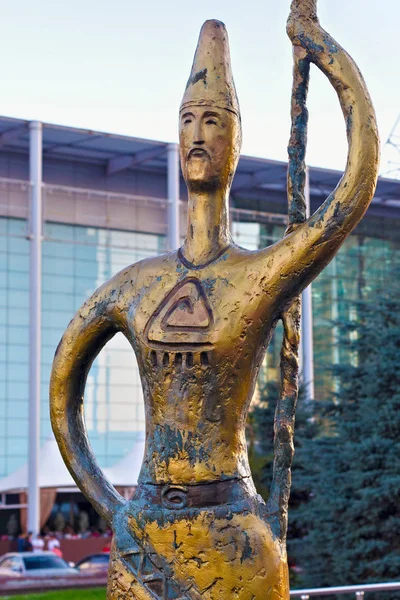 Escultura de bronce del nómada en el centro de la ciudad de Astana . — Foto de Stock