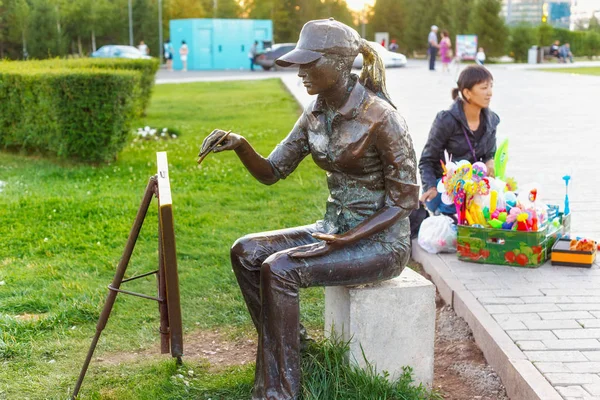 Escultura de bronce de un joven artista en el centro de Astana . — Foto de Stock