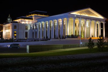 Astana opera binasının gece manzarası. Kazakistan, Astana 'da yeni inşa edilmiş bir Opera Evi