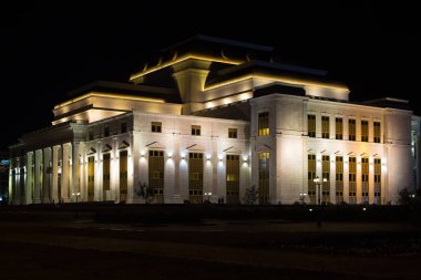 Astana opera binasının gece manzarası. Kazakistan, Astana 'da yeni inşa edilmiş bir Opera Evi