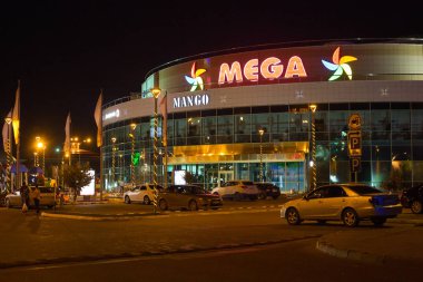 Astana şehir merkezinde hipermarket Mega gece görünümü. 