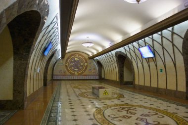 Almatı metrosu iç mekan. 