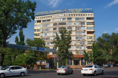 Yaz aylarında Almatı 'nın merkezindeki eski konutlardan birinin görünümü.