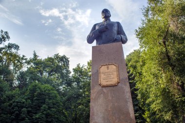 Şehir parkında genel Panfilov Anıtı.