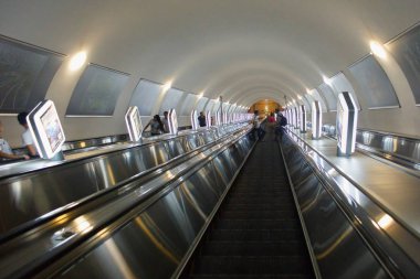 Almatı metrosu iç mekan.