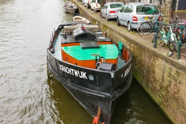 Amsterdam'da merkezi su kanallarının biri üzerinde eski tekne.