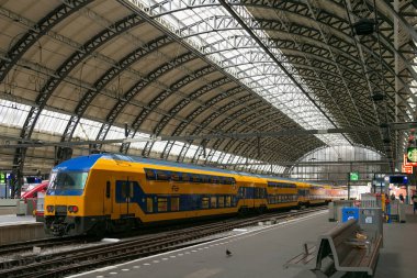 Amsterdam Merkez Istasyonu 'nun iç mekanı.