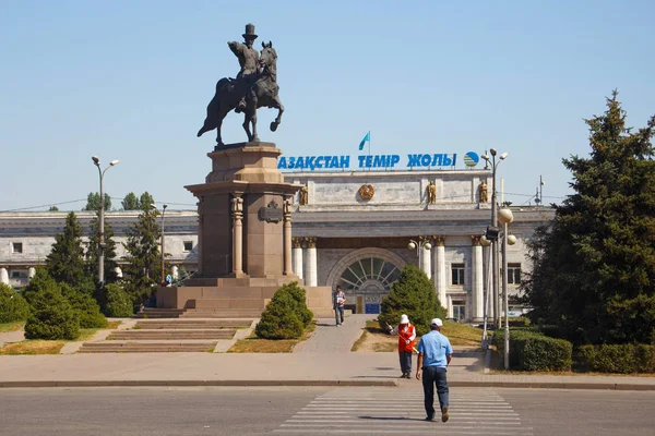 Vista del edificio principal del ferrocarril central de Almaty . —  Fotos de Stock