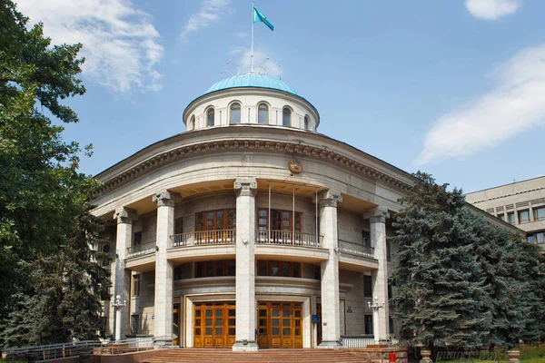 El edificio de akimat (administración) del distrito de Almalinsky en el centro de Almaty . —  Fotos de Stock